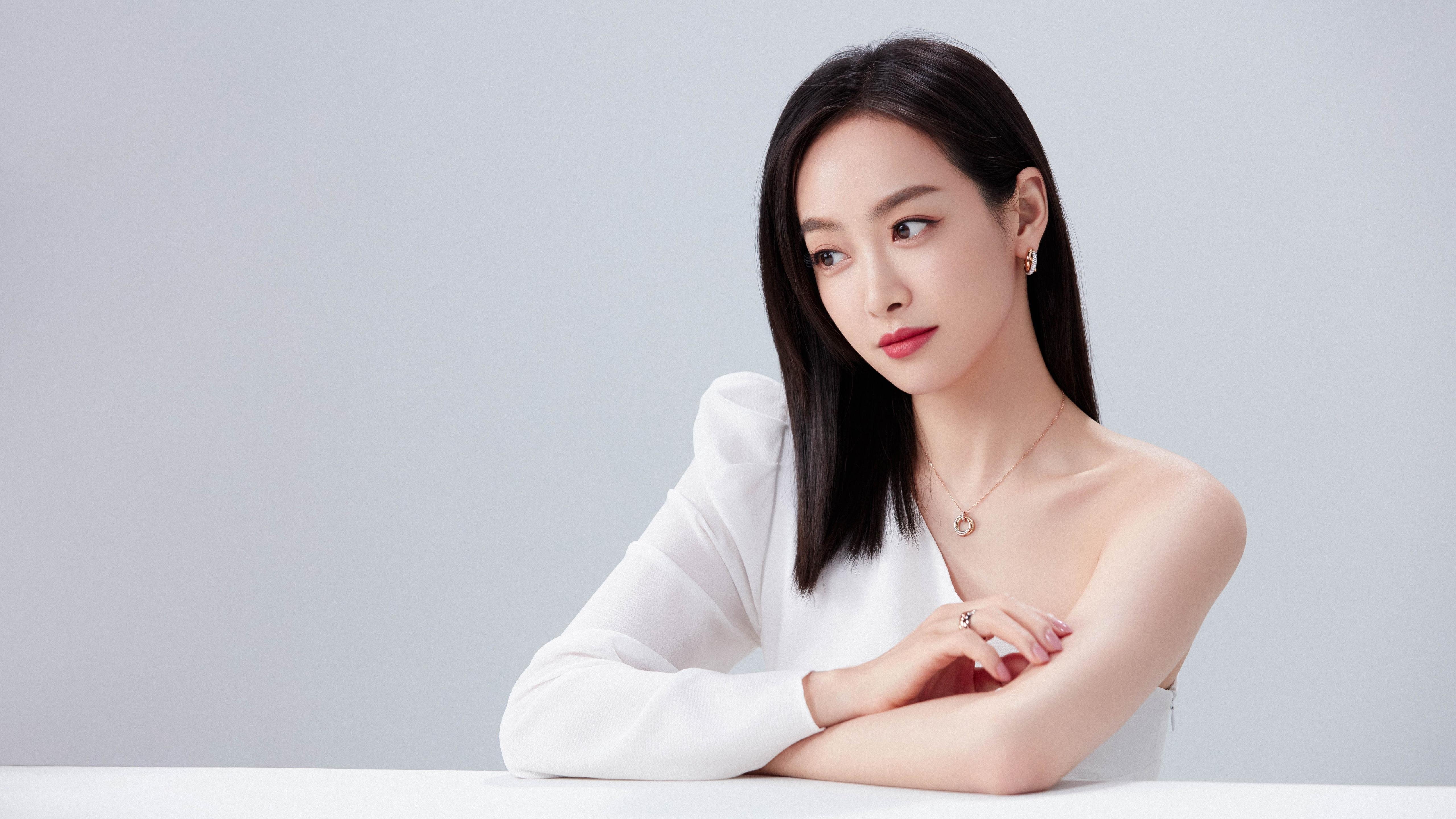 “北极雪地：冰封战场上的极限追击”，北极雪山