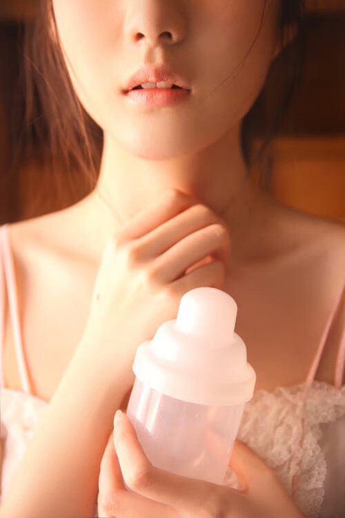 “岩壁飞跃：高空赛段的极限表现”，岩壁跳跃